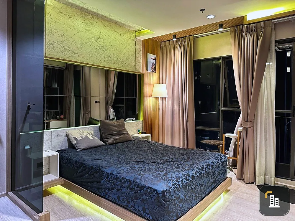 Rhythm Asoke condo for sale, nice room, decorated with classic lights, fully furnished, good price, don't miss it.