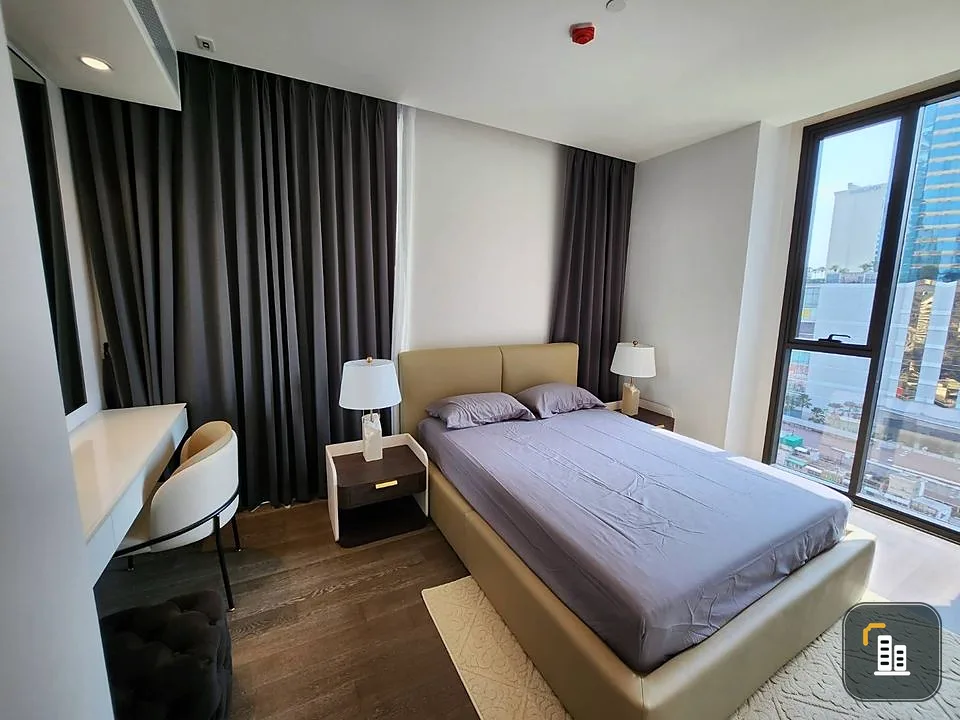 For rent, Muniq Sukhumvit 23, 2 bedrooms, 2 bathrooms, super spacious room. You can raise animals too. If interested, hurry up to reserve it.