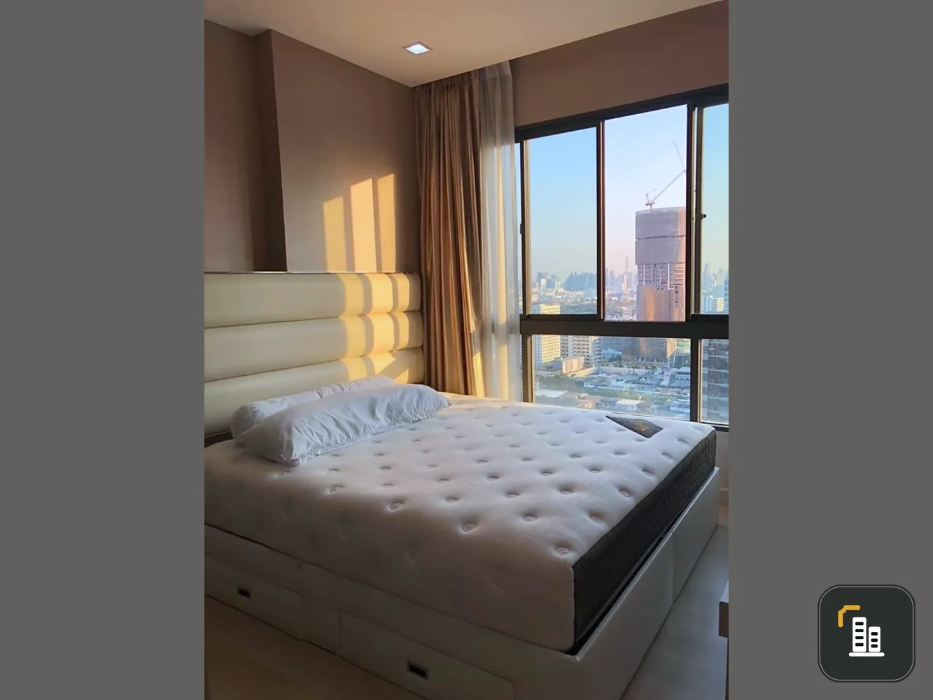 For sale The Signature by Urbano, spacious room with living space. It's good to buy by yourself. It's a worthwhile investment, don't miss it.