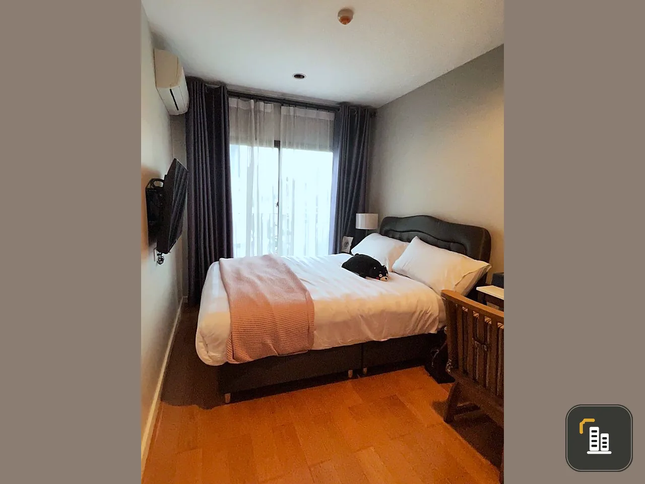 Condolette Dwell Sukhumvit 26 for sale and rent. The room is well decorated with furniture. Leather sofa. Very comfortable to sit. Hurry up to reserve