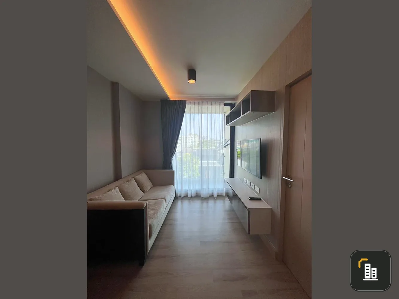 For rent, The Unique Sukhumvit 62/1, beautifully decorated room, super tone control, wallpaper in the whole room, hurry up and book now.