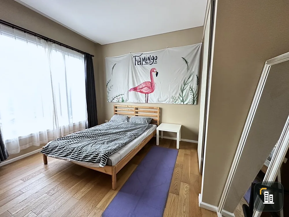 For rent, The Saint Residence, 29th floor, beautiful city view, nicely decorated room. Install wallpaper in the whole room. Hurry up to reserve now.