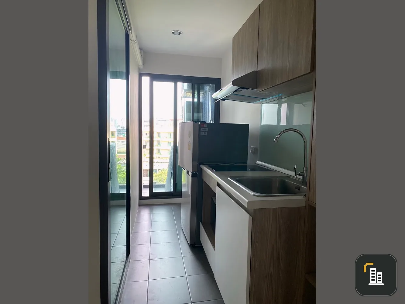 Condo for sale, The Excel Hideaway Sukhumvit 71, has electrical appliances. The room size is just right, ready to move in.