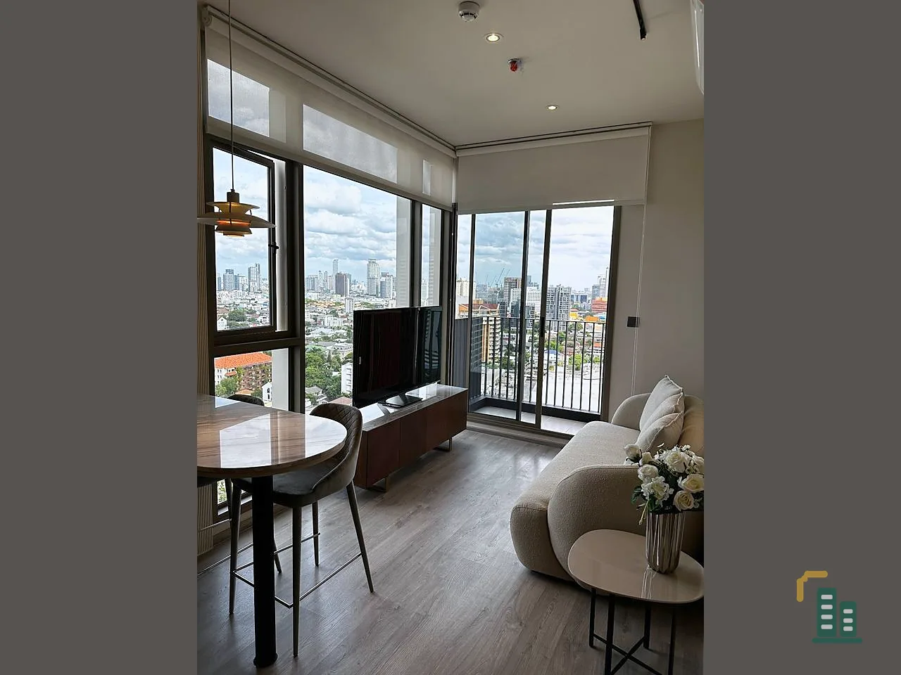 For rent or sale, Rhythm ekkamai estate, high floor, private corner room, beautifully decorated, stylish, nice to live like this, book now.