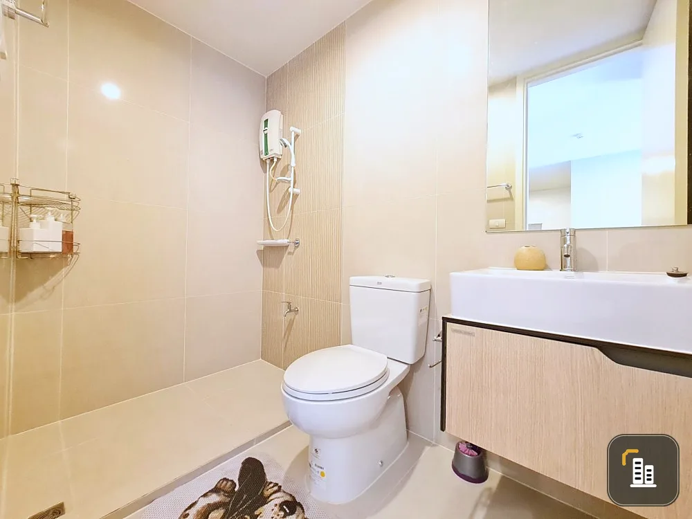 Condo for sale The Parkland Ratchada-Wong Sawang. The room is decorated with wallpaper in bright tones. Hurry and own it now.