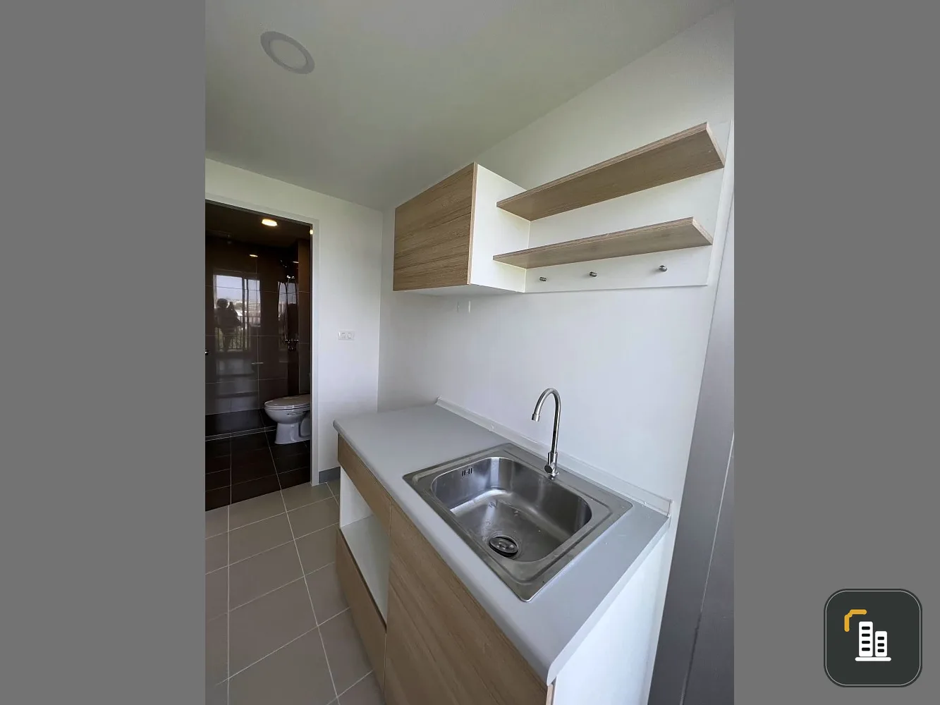 Condo down payment for sale, Senakit BTS Saphan Mai, 5th floor room comes with full furniture. Let's own it.