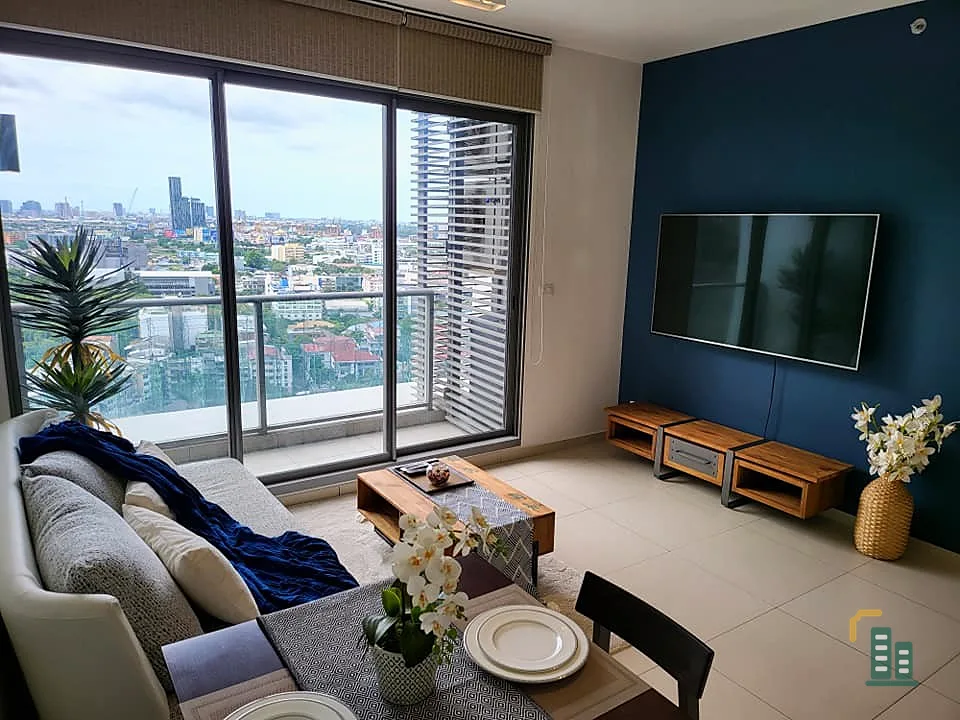 Condo for rent, The Lofts Ekkamai, high floor, great city view, well decorated room. With a big TV, don't miss it.