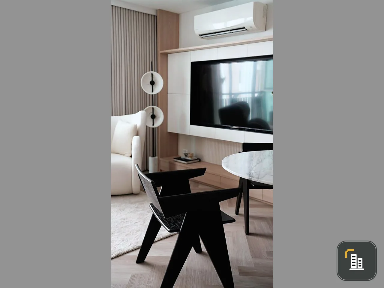 For sale: The Address Pathumwan, spacious corner room, decorated very elegantly. Premium furniture, great built-ins, don't miss out on something good
