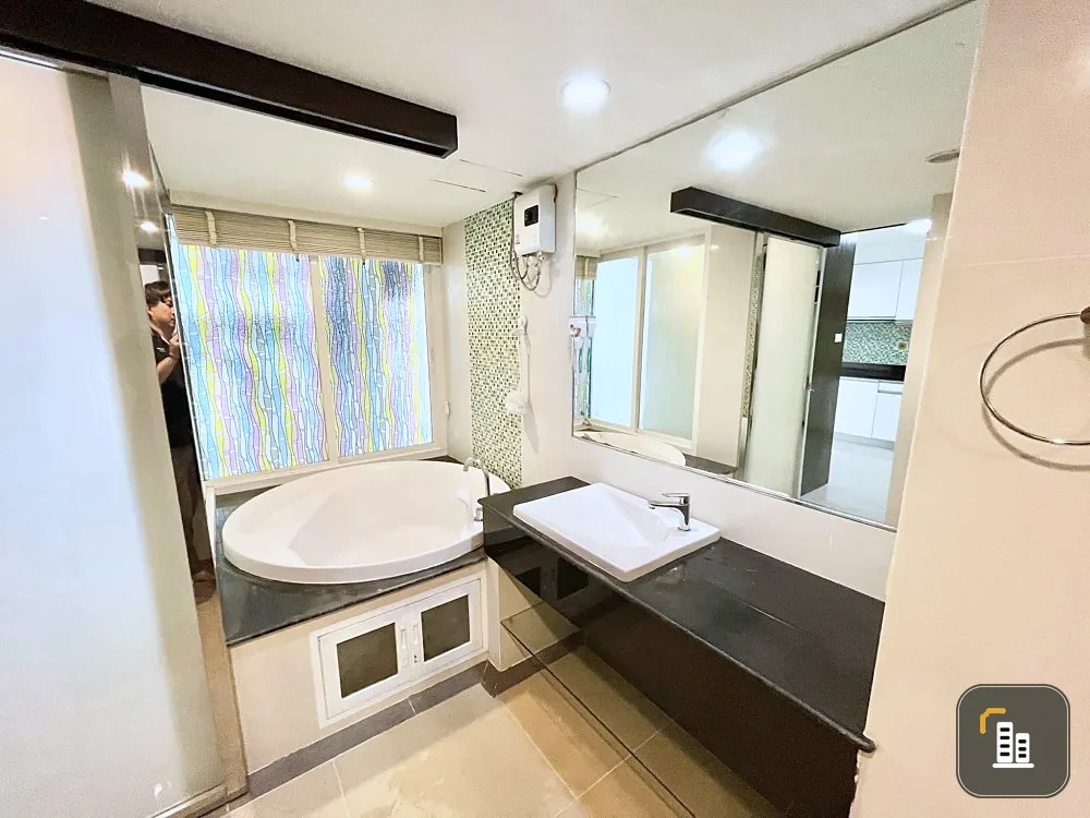 Bangkok Feliz for sale, Major Ratchayothin, empty room with some built-in furniture, spacious, don't miss it, book now.