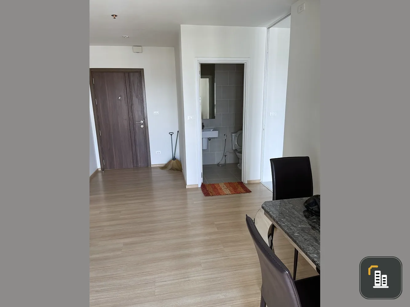 Urgent sale, Condo The Base Chaengwattana, large room, comfortable to live in. Comes with a great price. If interested, hurry and reserve now.