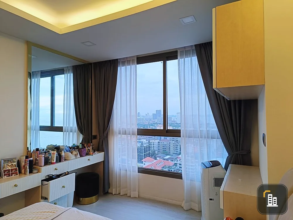 For sale: The Peak Tower Pattaya (South Pattaya). Corner room, private, breeze coming in all the time, with sea view. Reserve quickly.