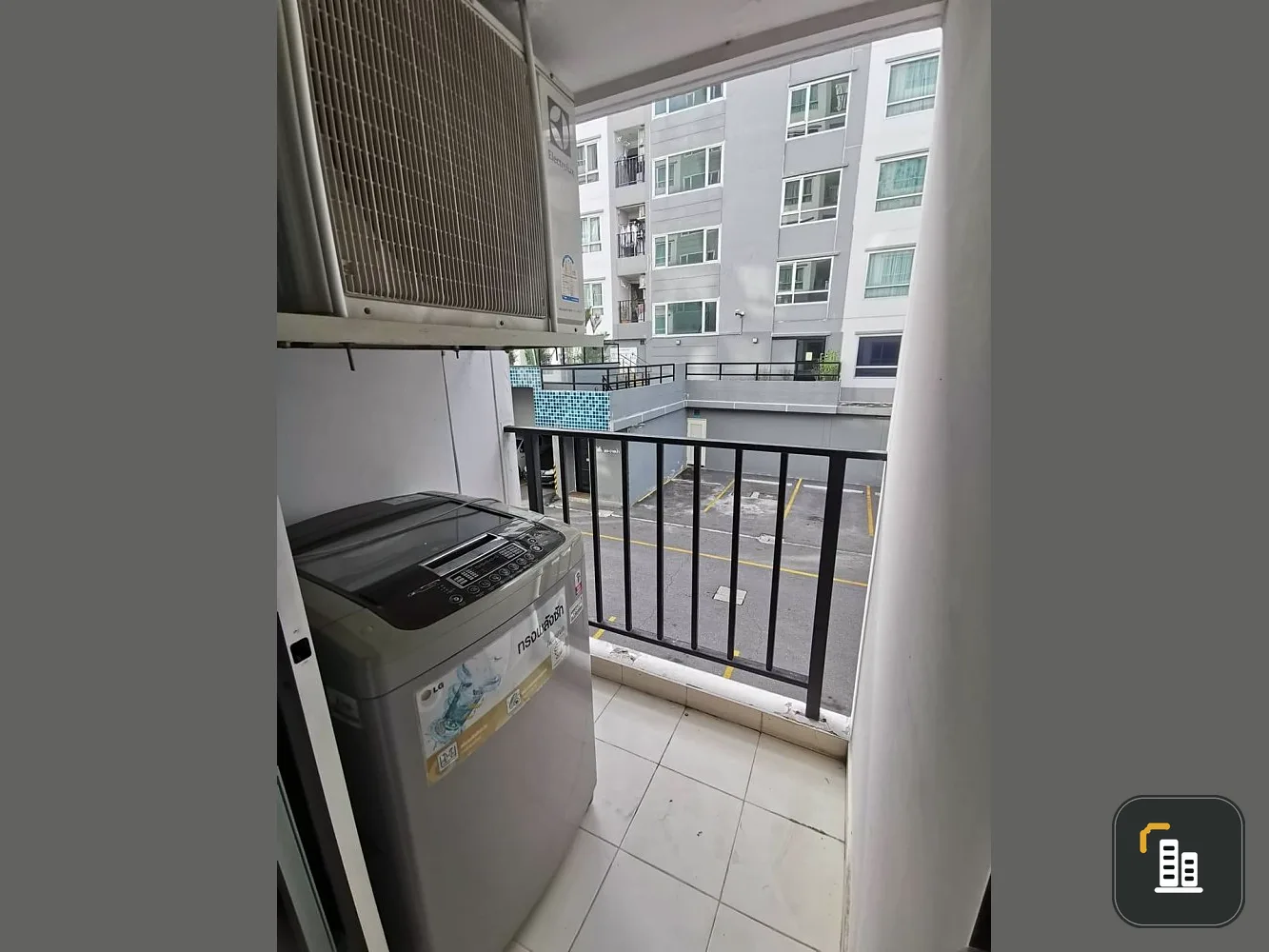 For sale: U2 Condo, empty room, swimming pool view. Separate rooms into sections. If you want to decorate a room, hurry and reserve now.