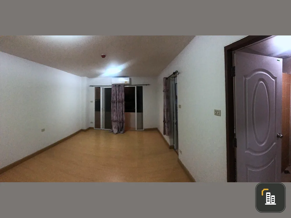 Charoenkrung Place for sale, 5th floor, spacious room, nice to live in. If interested, hurry up and reserve it as an owner. Don't wait.