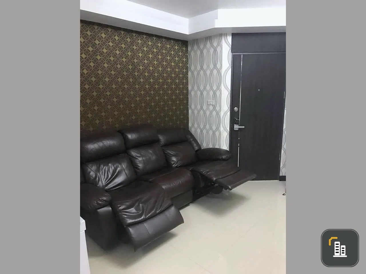 For sale: Supalai City Resort Ratchada-Huai Khwang, corner room, 2 bedrooms, wallpapered throughout the room, very livable. Hurry and reserve quickly.
