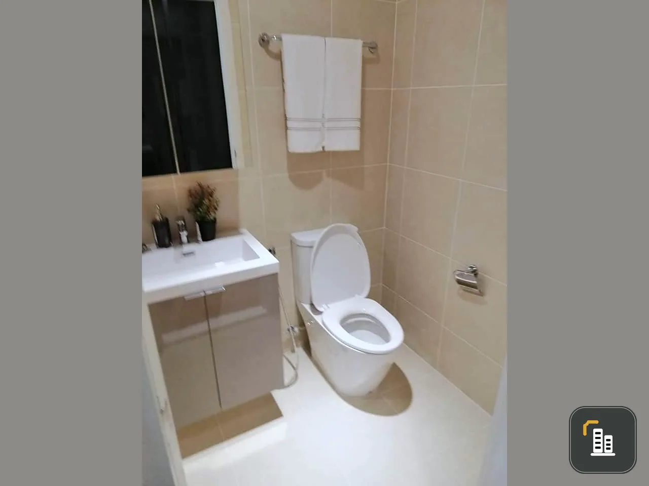 For sale: Grand Condo Wutthakat 53, room decorated in white tones, 3rd floor, swimming pool view. Hurry and own it now.