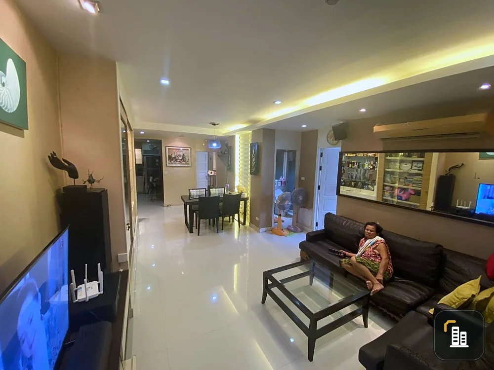 For sale: Klang Krung Resort, Ratchada 7, corner room, 2 bedrooms, lots of usable space, special price, don't miss it.