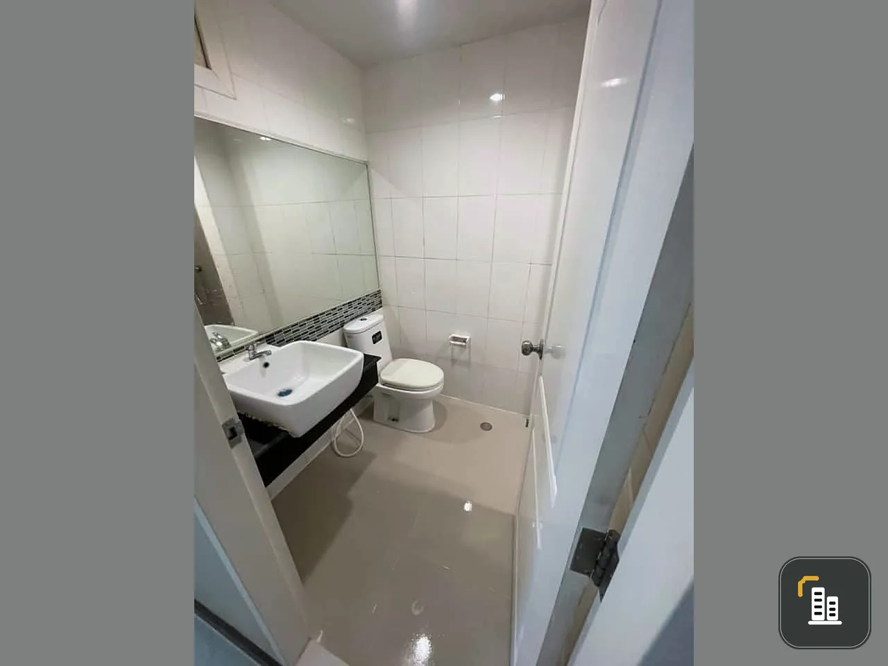 Urgent sale, The Nine Condominium, 3 rooms separated into sections. Affordable price If interested, hurry and buy it.