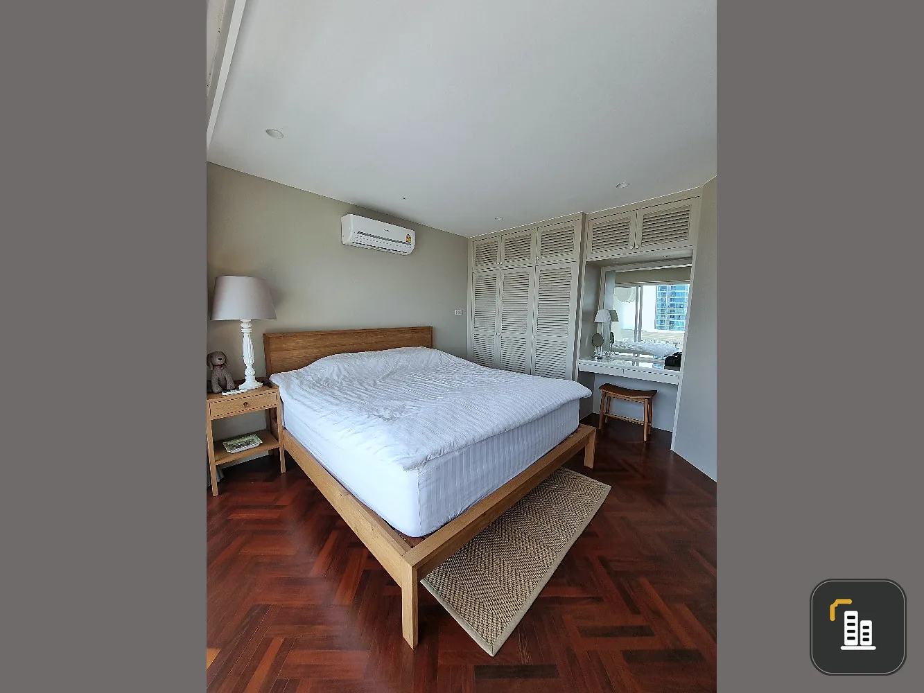 Park Beach for sale (North Pattaya), room decorated with nice built-ins, very wide balcony, reserve first, own first.
