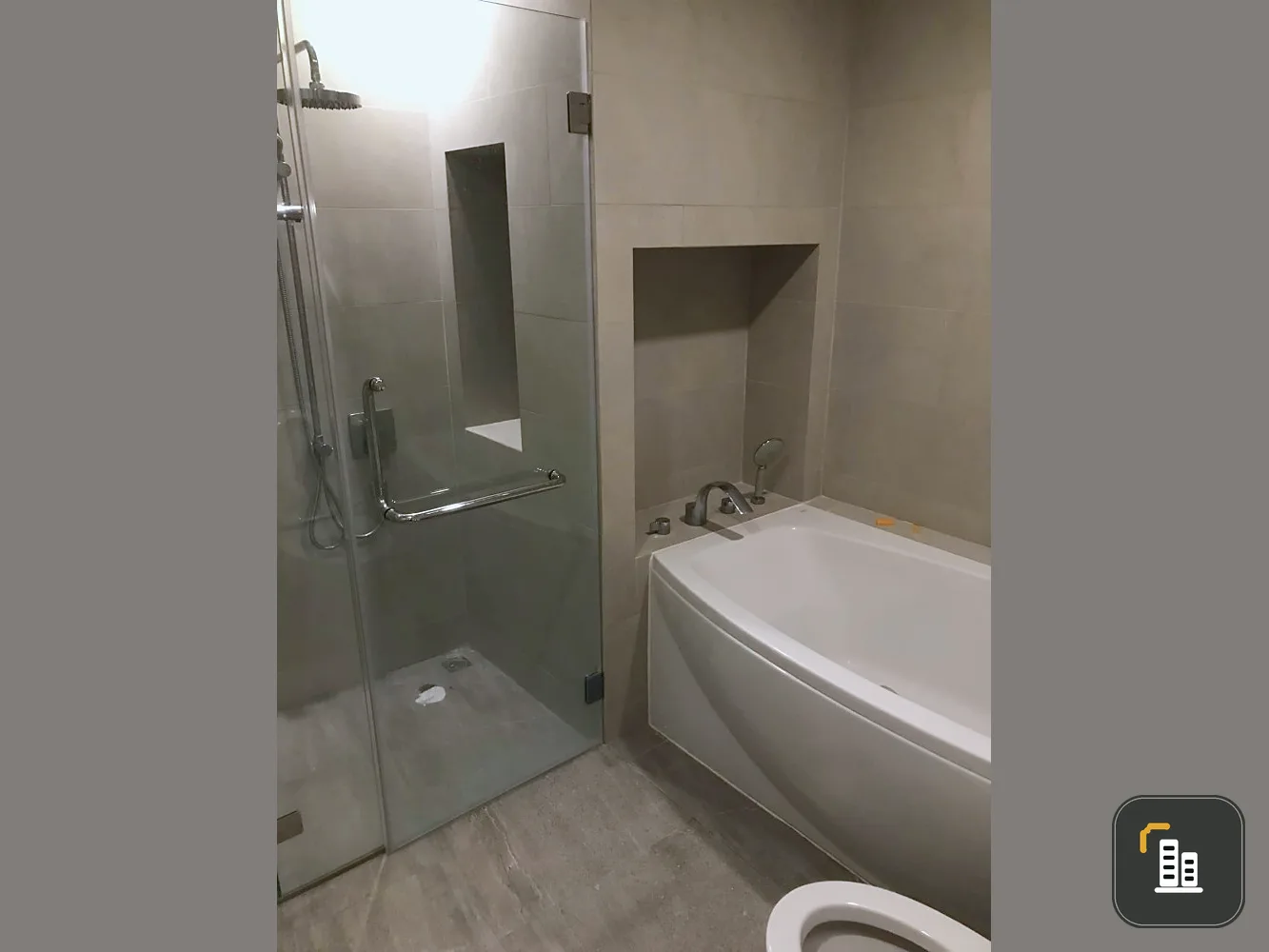 Condo Infinity One for sale, lots of usable space, sea view, complete with bathtub. Don't miss it.