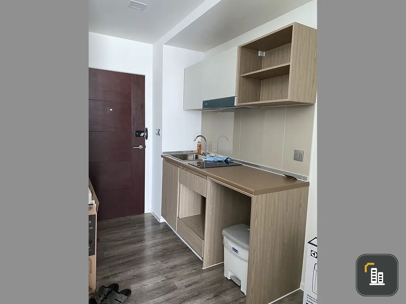 For sale, for rent!! Brown Condo Huai Khwang, 8th floor, decorated in a pleasant color tone. You must hurry to own it. Don't miss it!!