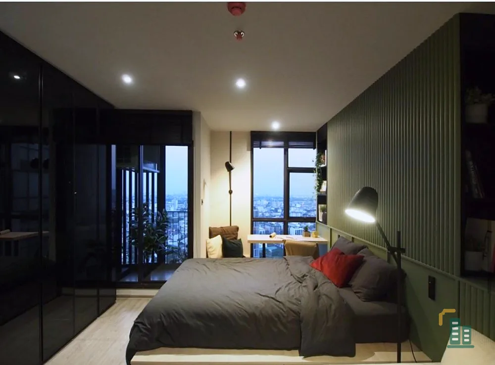 Condo for sale, Rhythm Ekkamai, decorated room with beautiful built-ins, very comfortable to sleep, good furniture. You can just come and stay.