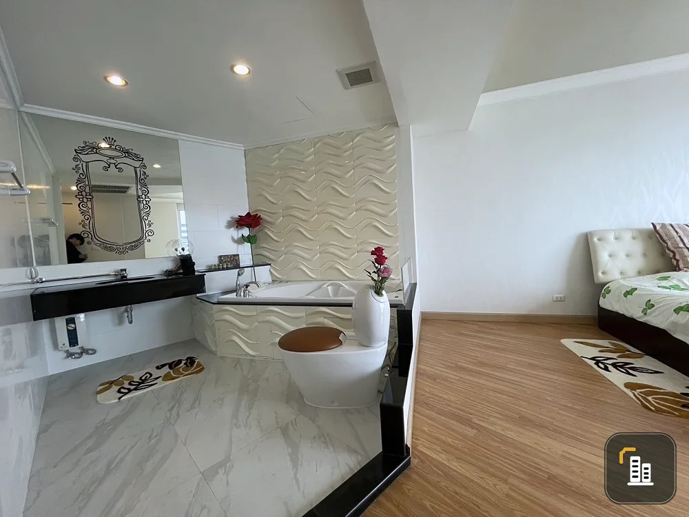 For sale: Supalai Casa Riva, 17th floor, city view, open and airy, spacious room, has usable space. Fully furnished, reserve now
