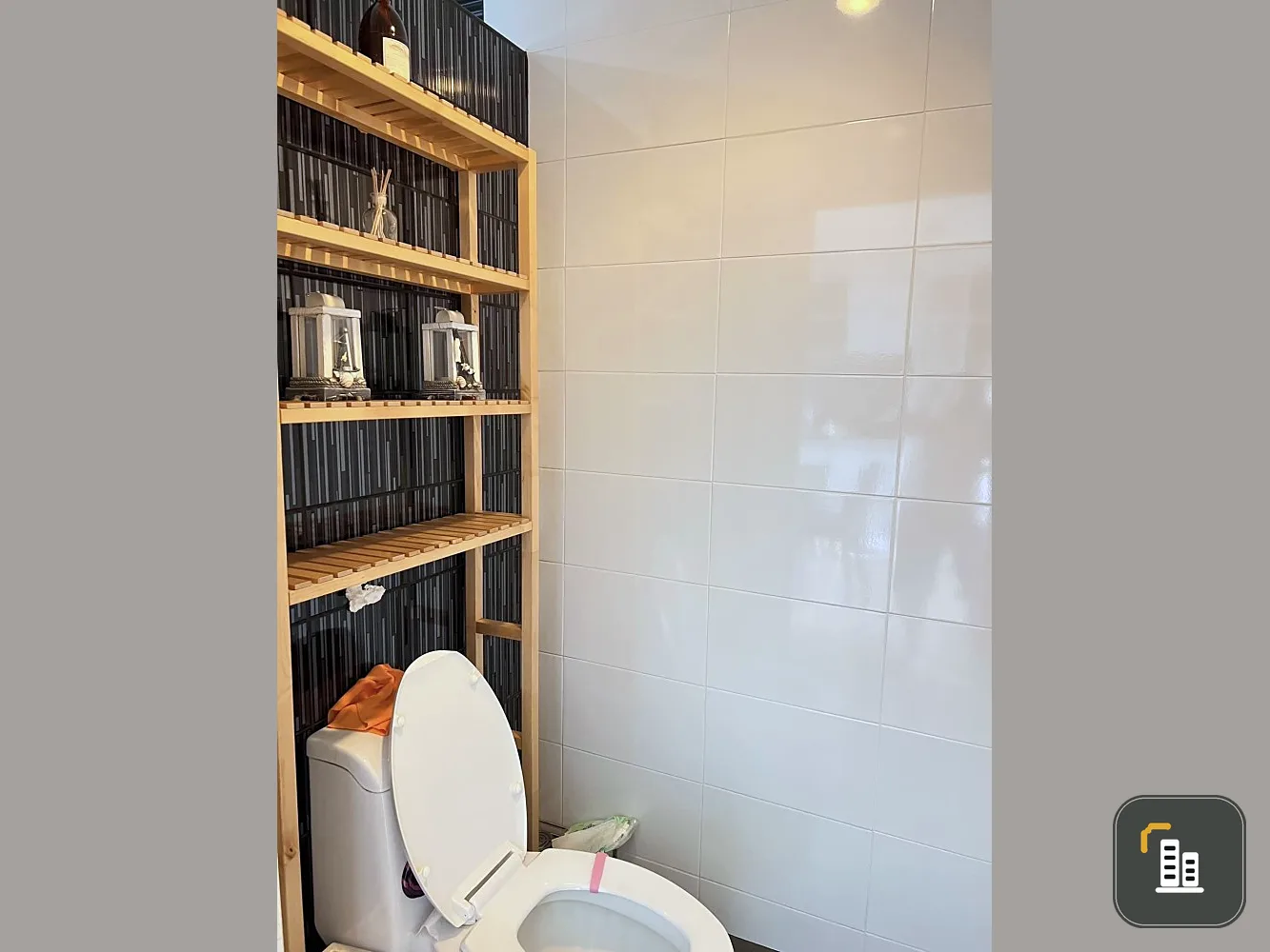 For sale: The Trust Condo Ngamwongwan. The room is decorated simply, the color tones are pleasing to the eye, and you will definitely feel comfortable
