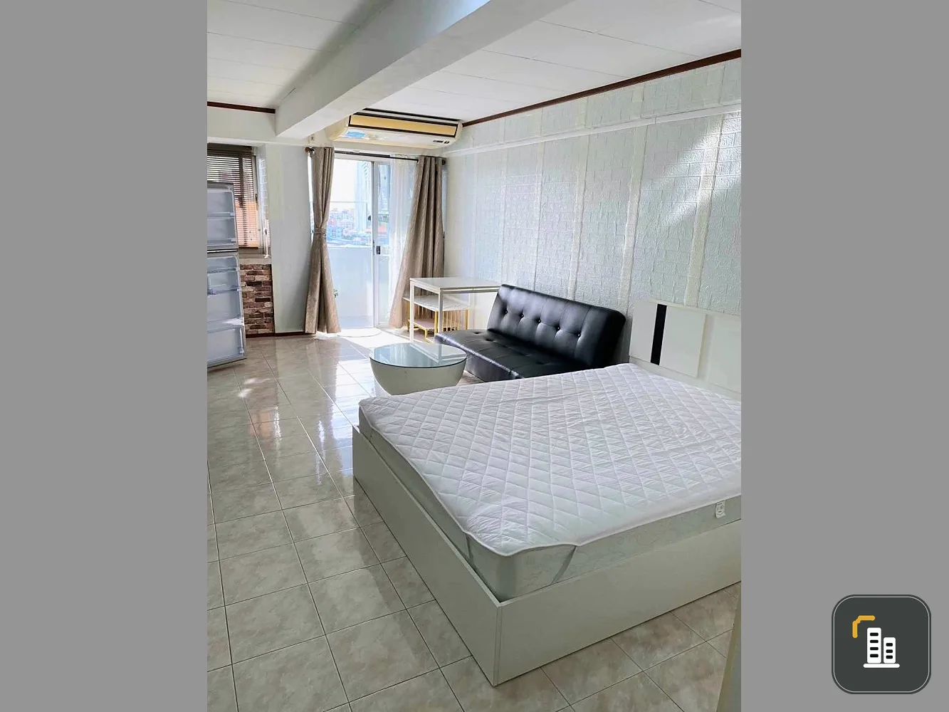 For sale: Pattaya Pad Condominium (Pattaya Central), studio room, decorated with wallpaper, great price until you say wow.