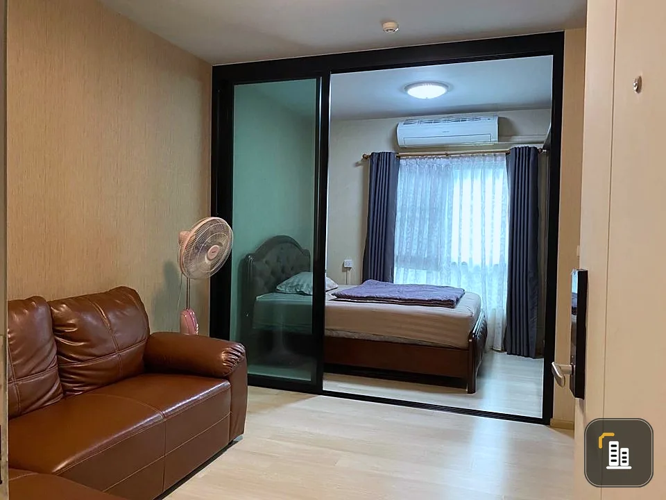 Condo for sale UNIO Serithai, clean room, swimming pool view. Complete with wallpaper, reserve now.