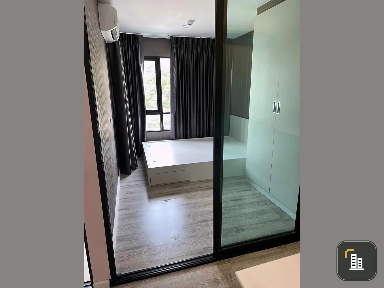 Selling Pos ID with wallpaper installed in the whole room. Very livable. Good price. Like this, you must reserve it quickly. Don't delay.
