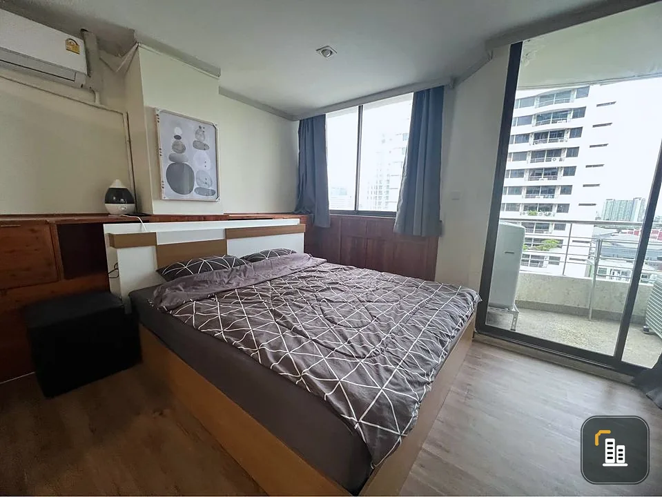 For rent Supalai Place Sukhumvit 39, spacious room, unblocked view, big sofa, very comfortable to sit on. Hurry and reserve before it's gone.