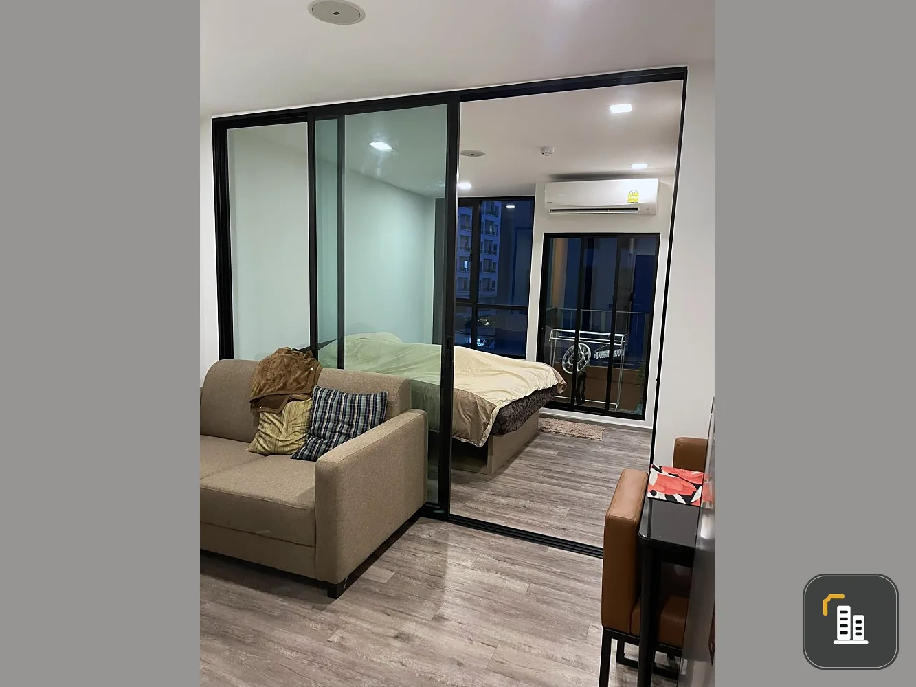 Condo for sale, Brown Condo, Phahon 67, separated room, 4th floor, pool view, with a great price, reserve now.