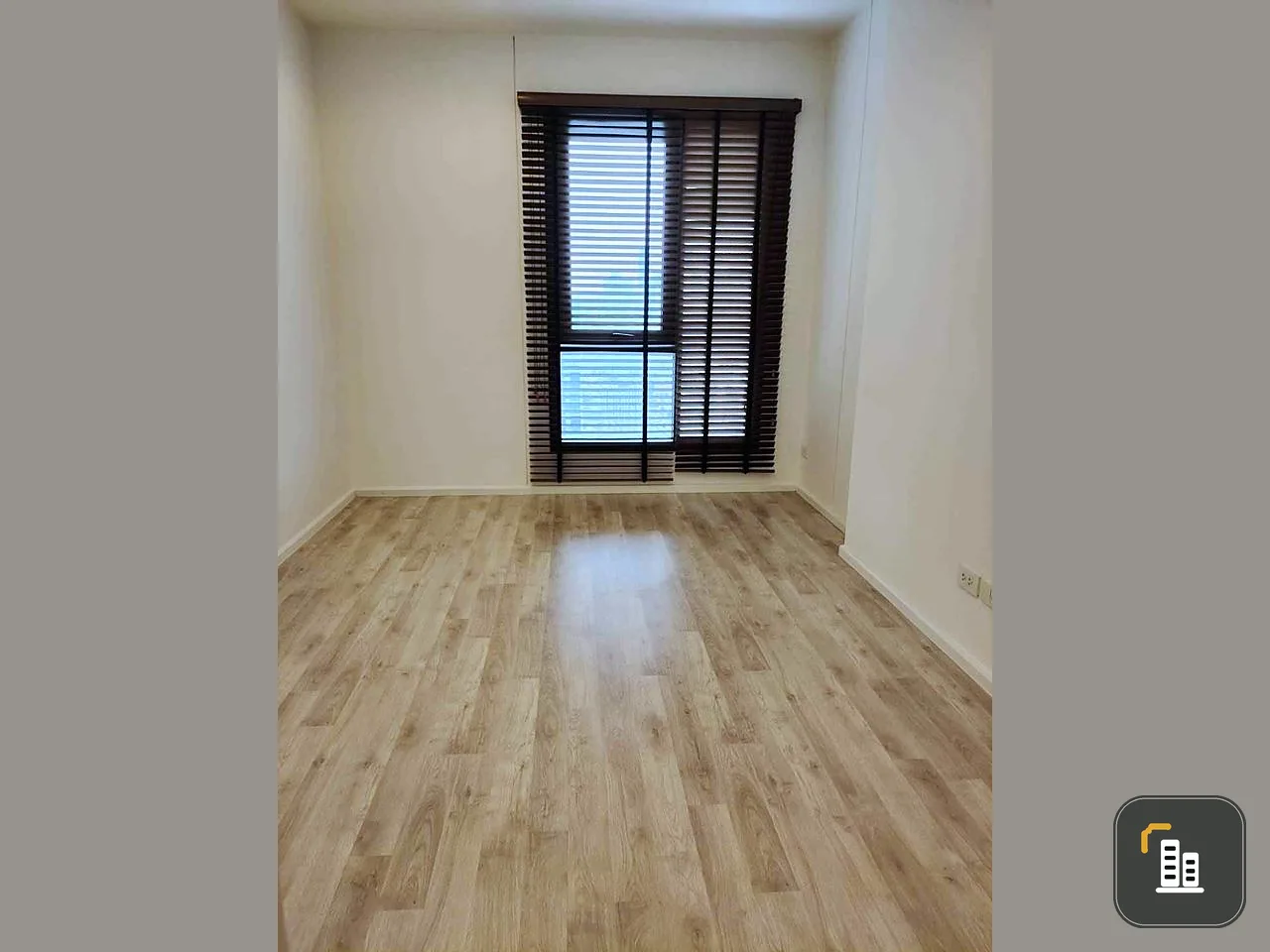 Urgent sale, Condo Centric Ratchada-Huai Khwang, empty room, not too expensive, room decoration lovers should not miss it.