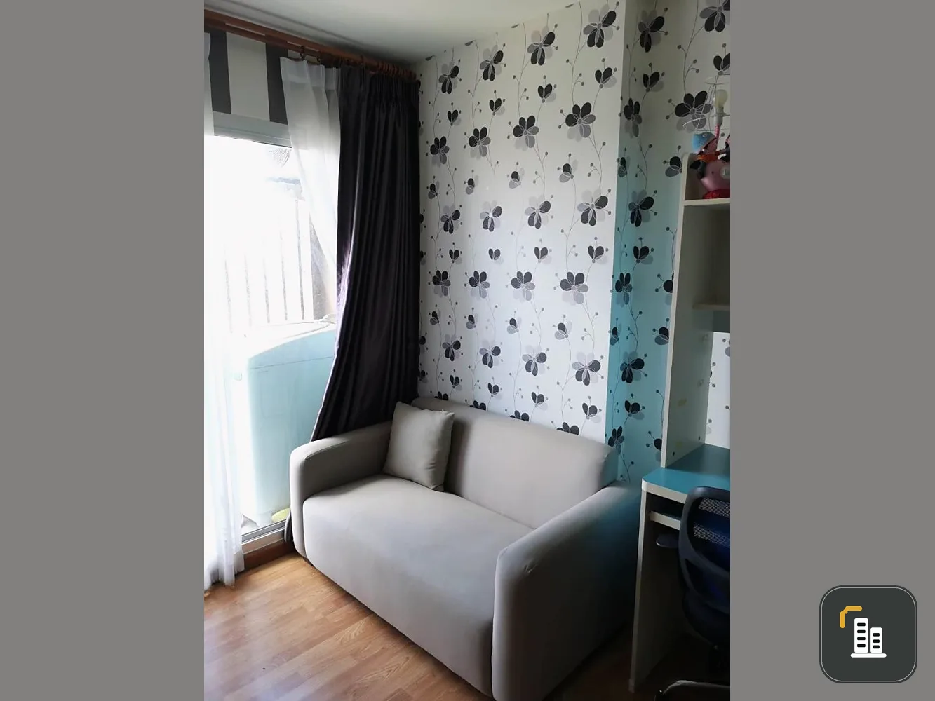 For sale: The Trust Condo Ngamwongwan, fully decorated with wallpaper. Fully furnished and electrical appliances, don't miss it.