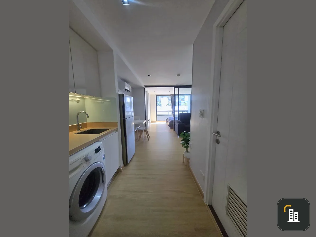 For sale and rent, Formosa Lat Phrao 7, room decorated in minimalist tones, very minimalist, good furniture. Minimalists, reserve now.