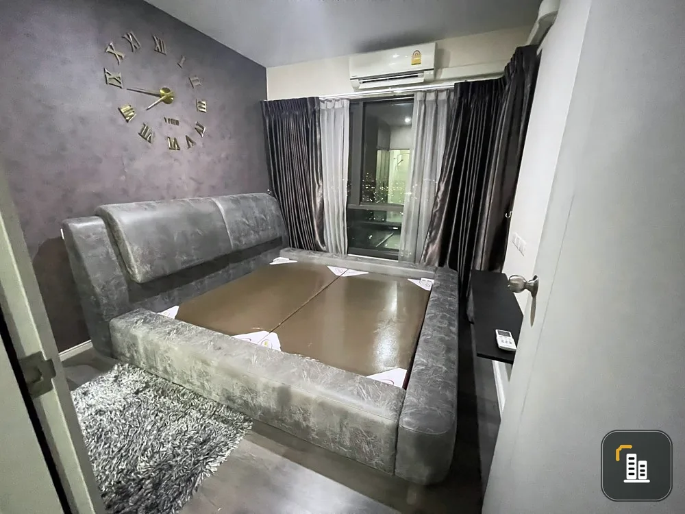 For sale: The Stage Taopoon Interchange, 28th floor, fully furnished room. The big bed was comfortable. Book now, it's worth it.