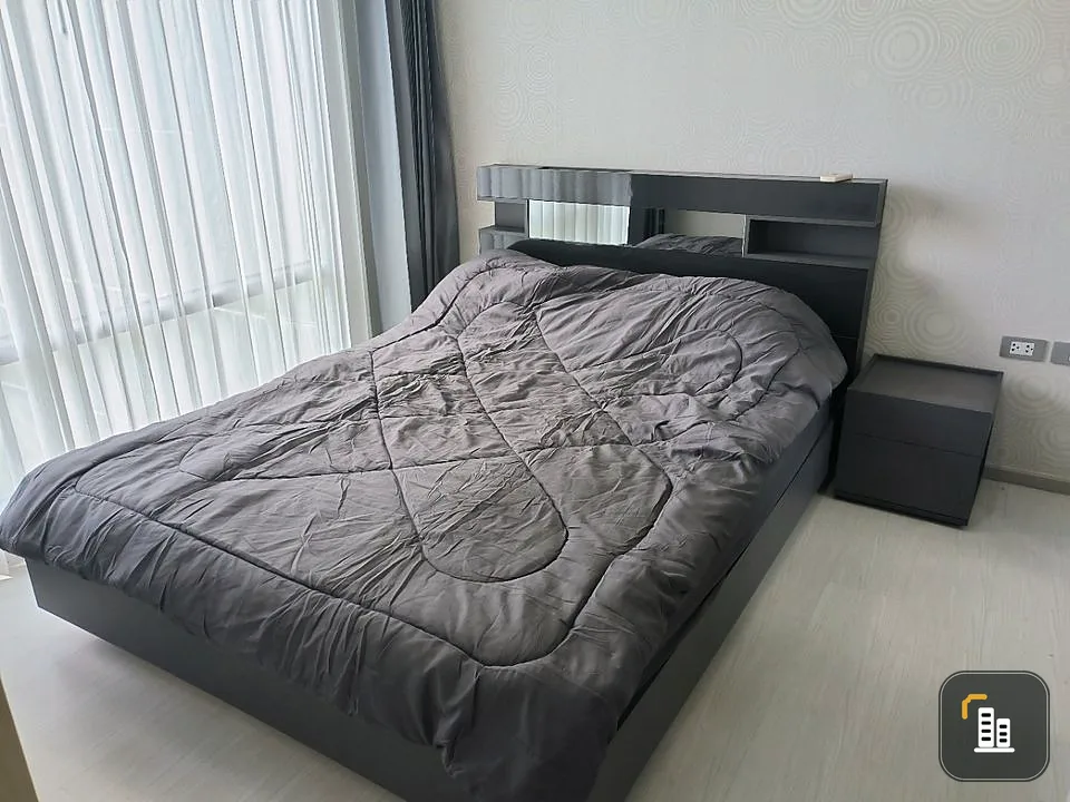 Condo for sale, Rhythm Sukhumvit 36-38, decorated with wallpaper. The view of the swimming pool is very nice. Buy it now.