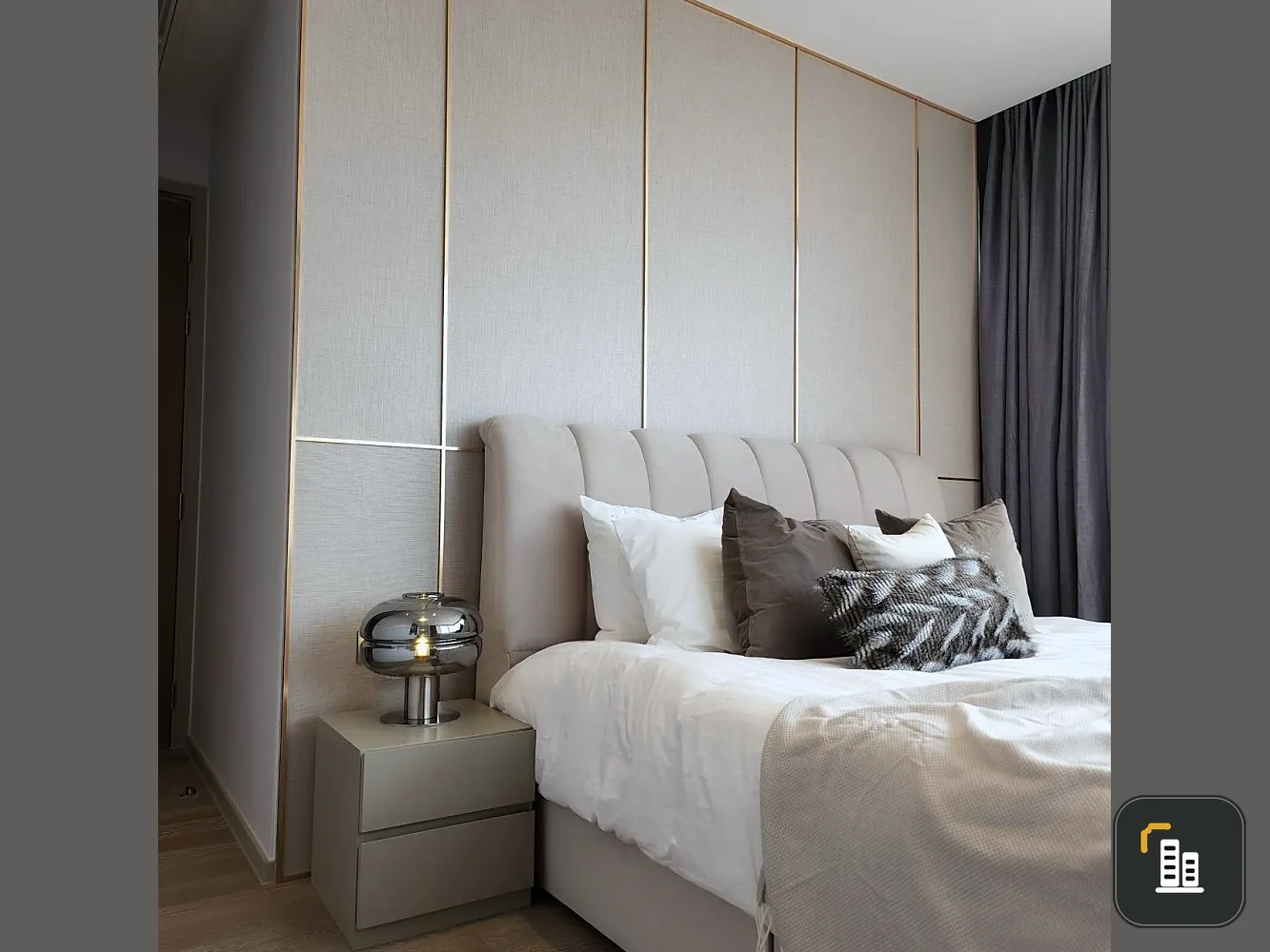 Condo for sale: Ashton Silom, decorated with luxurious built-ins, comfortable bed, wide sofa. Buy first, own first.