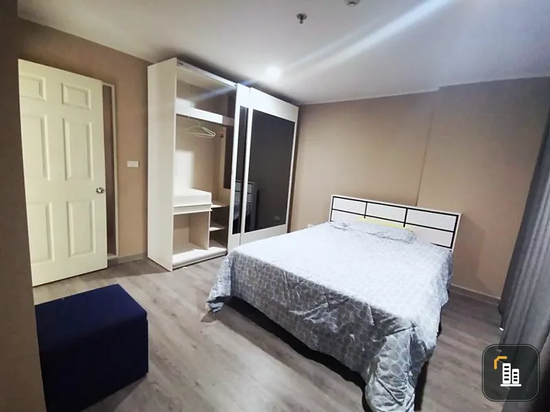 Condo for rent at U Delight @ Huai Khwang Station. The room is decorated very well. Plus there's a very cool leather sofa. Don't miss it