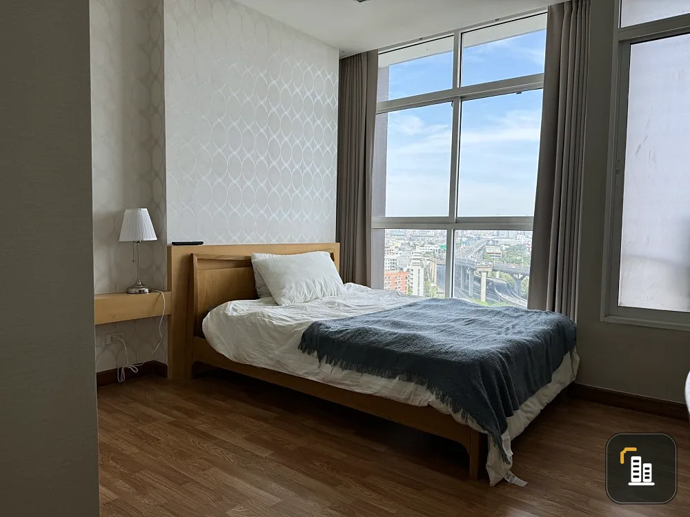 For rent: The Coast Bangkok Sukhumvit-Bangna, 17th floor, great city view, beautiful wall decorations, good price, don't miss it.
