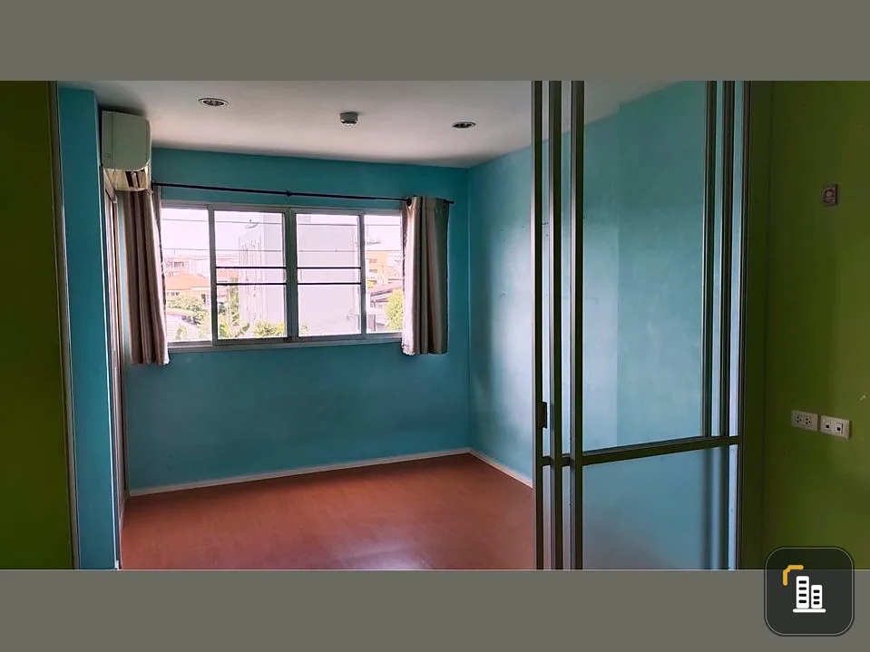 For sale: Lumpini Condo Town Ramintra-Lat Pla Khao, empty room, 3rd floor, unblocked view, affordable price. If interested, reserve now.