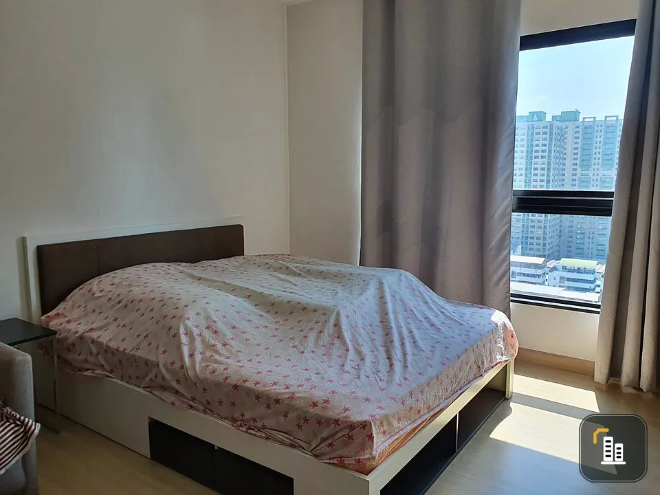 Condo for sale, Supalai Park, Talat Phlu Station, room decorated with built-in furniture. The floor is covered with laminate, don't miss it.