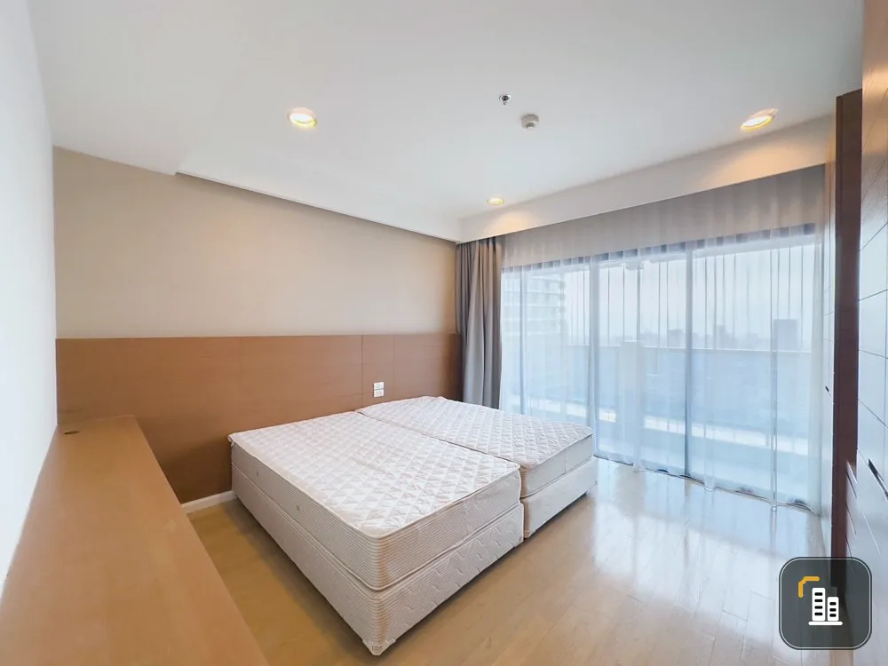 Condo for sale, rent, The Royal Maneeya, beautiful room, complete with built-in furniture. Convenient travel