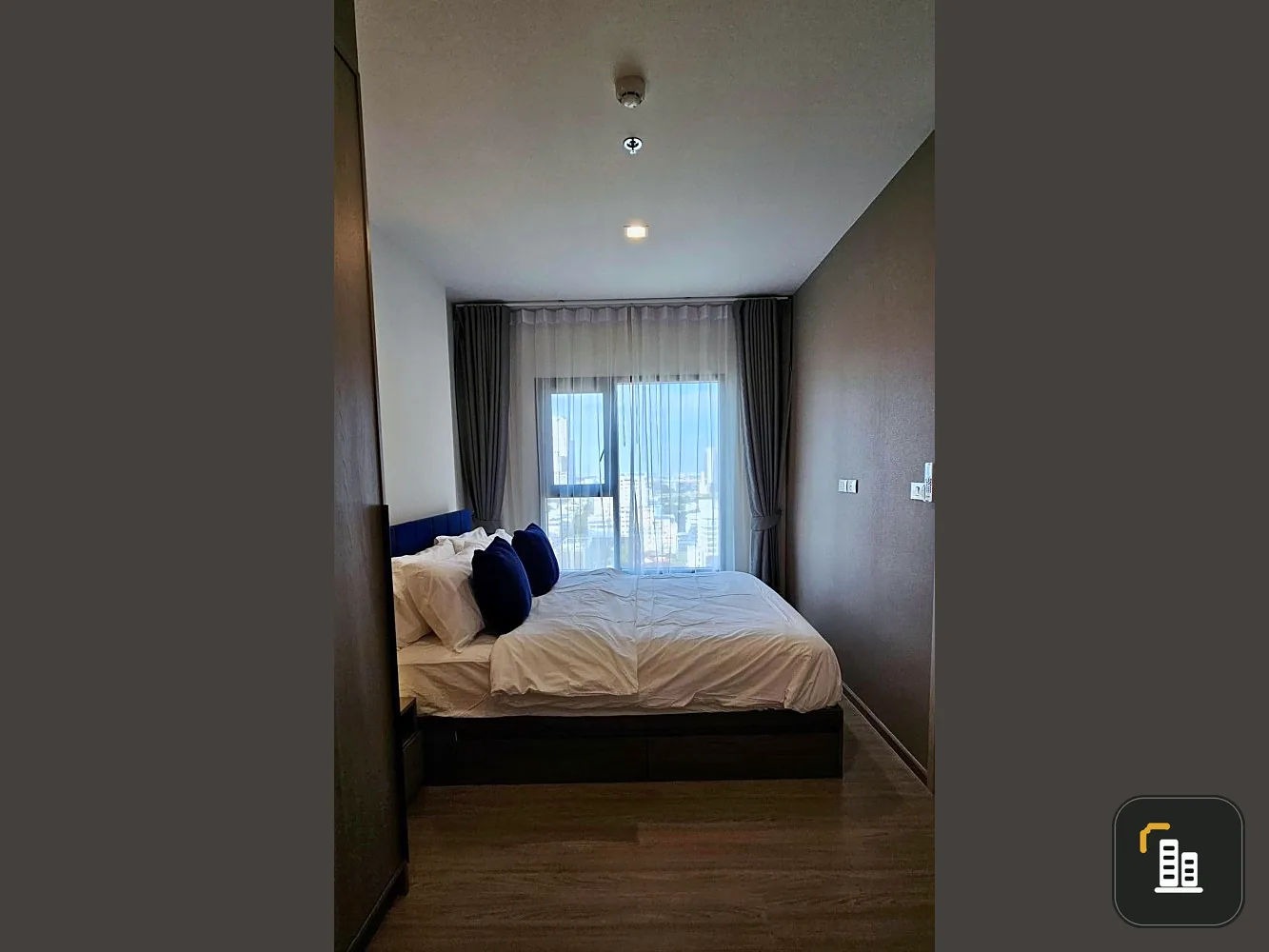 For rent: The Base Phetchaburi - Thonglor, 19th floor, fully furnished, ready to move in. Let me tell you, you shouldn't miss it. Reserve now.
