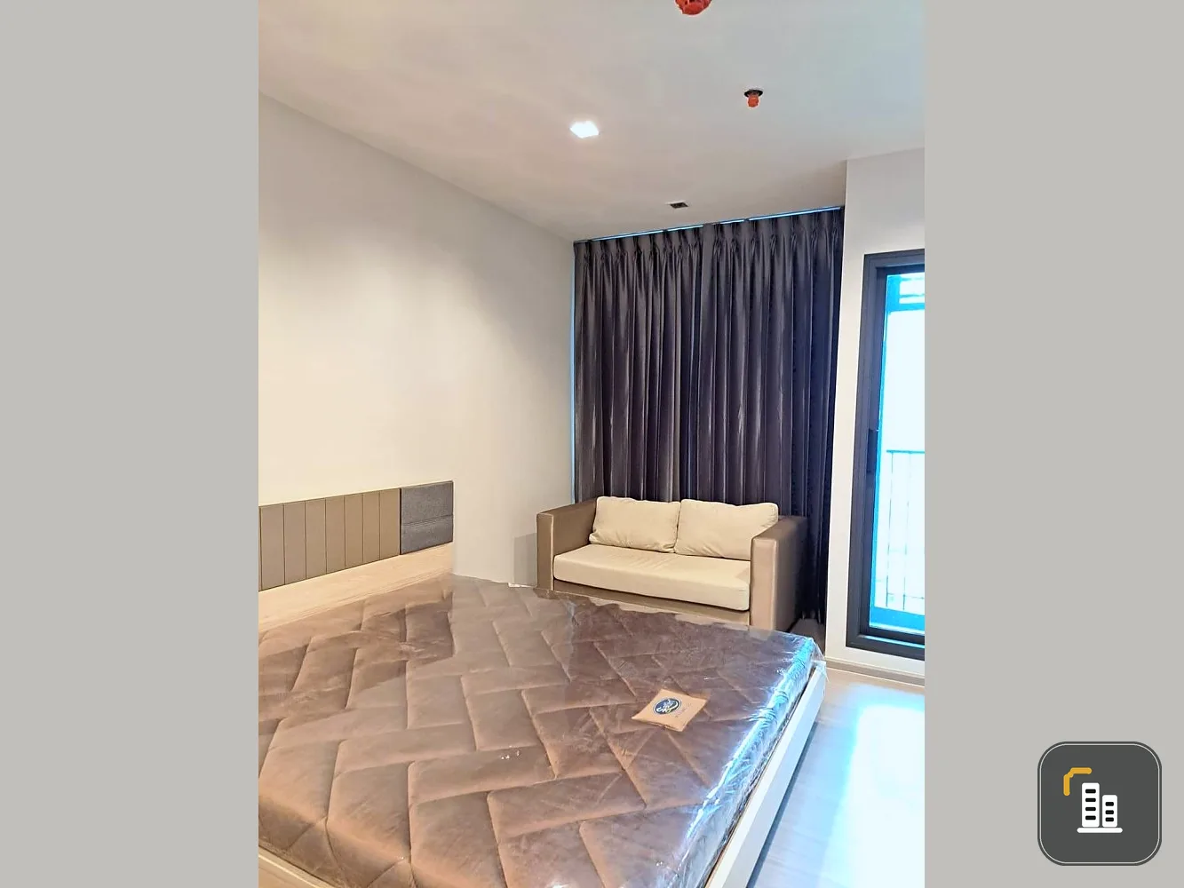 For rent: Life Sathorn - Sierra, separated rooms into comfortable areas with large screen TVs. Don't miss the series.