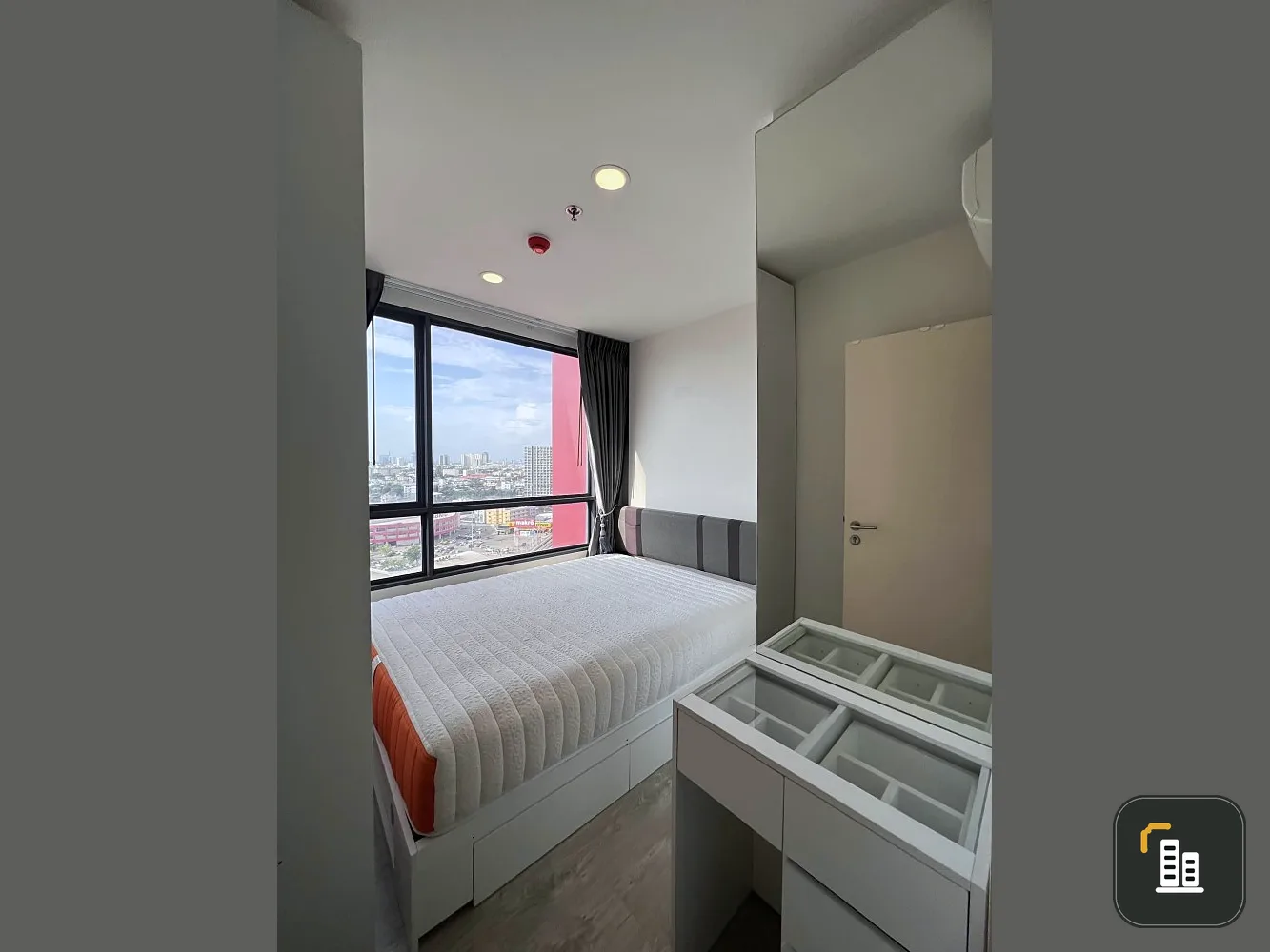 Condo for sale, The Tree Charan - Bang Phlat, comfortable bed, comfortable sofa, high floor, good view worth millions, don't miss it.