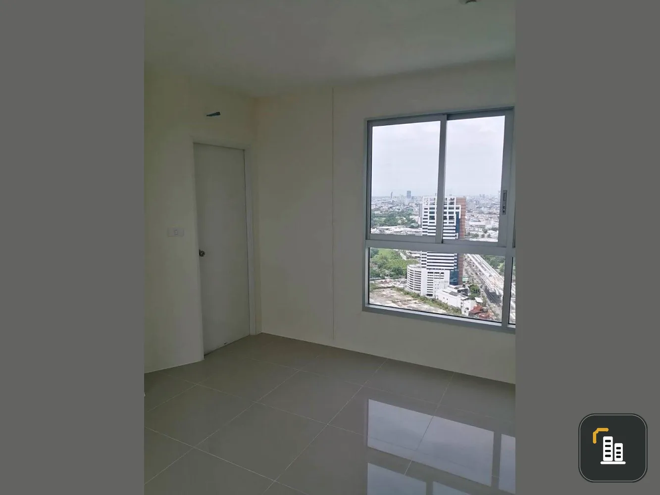 For sale Assakan Place Srinakarin, corner room, high floor, 2 bedrooms, 2 bathrooms, great price, hurry and reserve quickly.