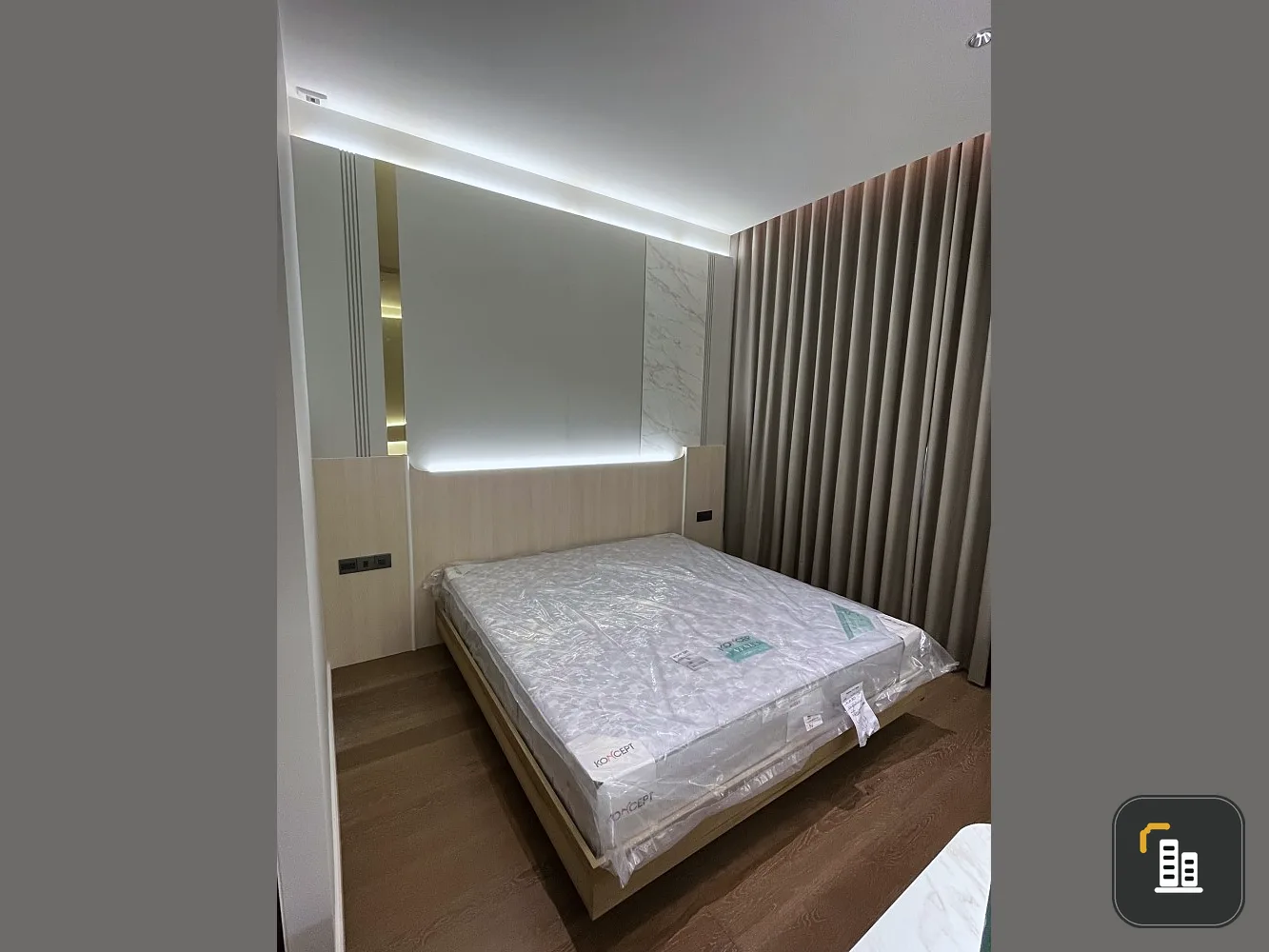 For rent, Kraam Sukhumvit 26, room decorated with built-ins around the room, beautiful, very comfortable to sleep, premium furniture. If you don't res