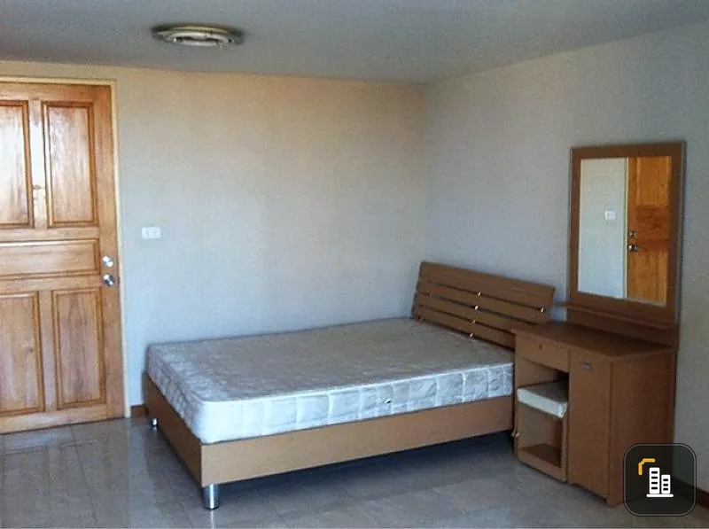Condo for sale, Ratchada City, Soi Ratchada 18, spacious room, good location, can live by itself, investment is profitable, if interested, hurry up.