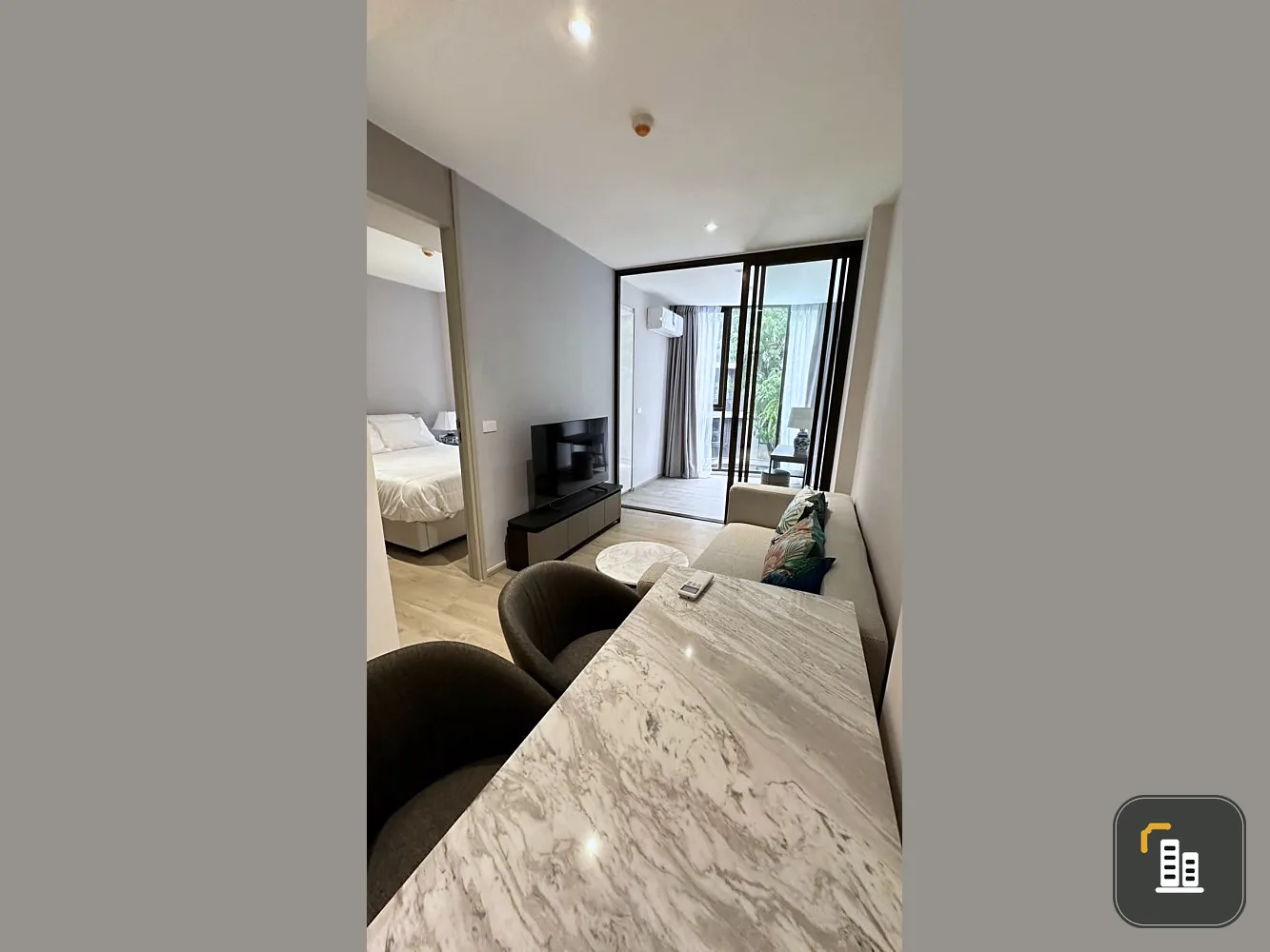 Condo for rent, Finn Asoke, decorated with built-in marble pattern. Lots of usable space Complete with a bathtub, don't miss it.